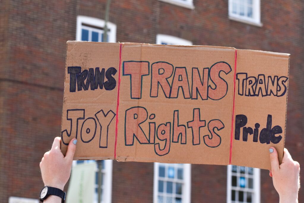 transparent osoby walczącej o prawa osób trans