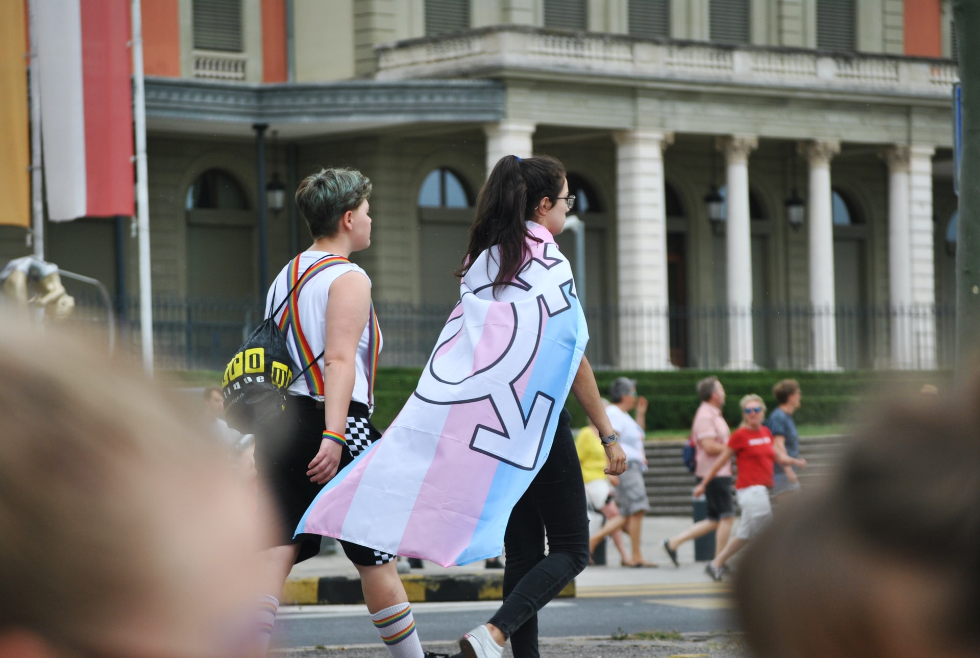 osoby z flagą transgender
